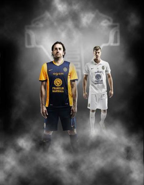 Blu e giallo, come vuole la tradizione, per la prima maglia, bianco per la seconda. Il marchio  sempre Nike. Ecco le nuove maglie   dell&#39; Hellas Verona per la stagione 2014/15, presentate oggi. 